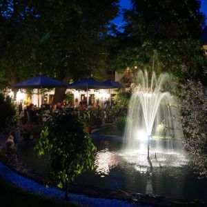 Abendstimmung im Gastgarten beim Springbrunnen