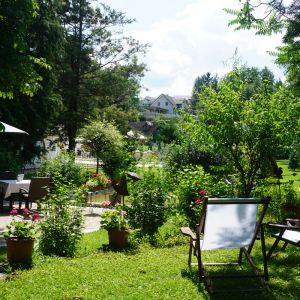 Gastgarten Ambiente Richtung Liegewiese