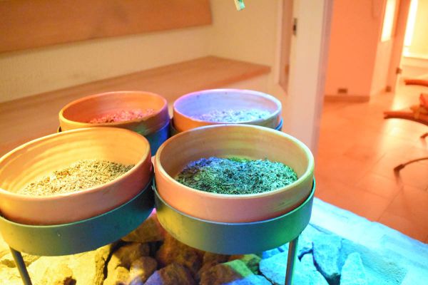 Sauna mit automatischem Krauteraufguss Sauna mit automatischem Krauteraufguss