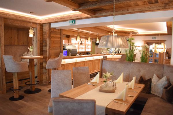 Bauernstube mit Blick in Gastraum Bauernstube mit Blick in Gastraum