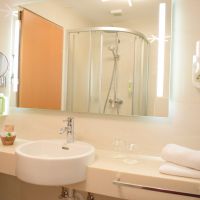 helles badezimmer im doppelzimmer helles badezimmer im doppelzimmer