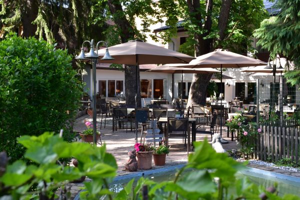 Blick vom Springbrunnen in Richtung Sitzgarten Blick vom Springbrunnen in Richtung Sitzgarten