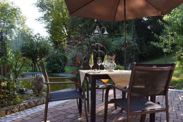 Gedeckter Tisch beim Springbrunnen Gedeckter Tisch beim Springbrunnen