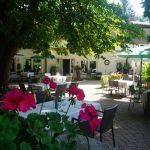 gastgarten mit blick zum hotel