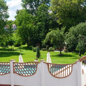 ausblick von dener zimmern in richtung garten und pool