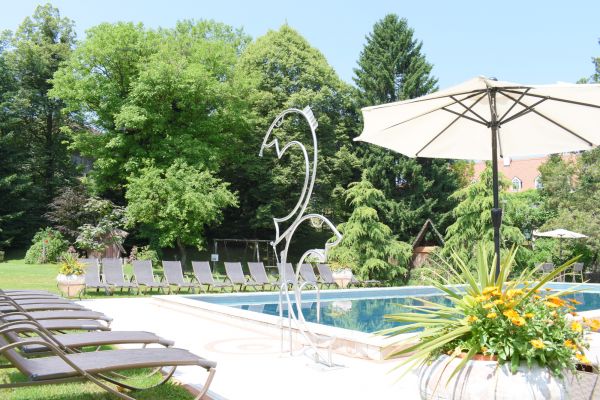 Schwimmbad in Richtung Gartenhäuschen Schwimmbad in Richtung Gartenhäuschen