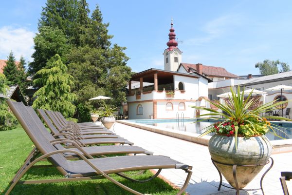 Poolansicht in Richtung Pfarrkirche Poolansicht in Richtung Pfarrkirche