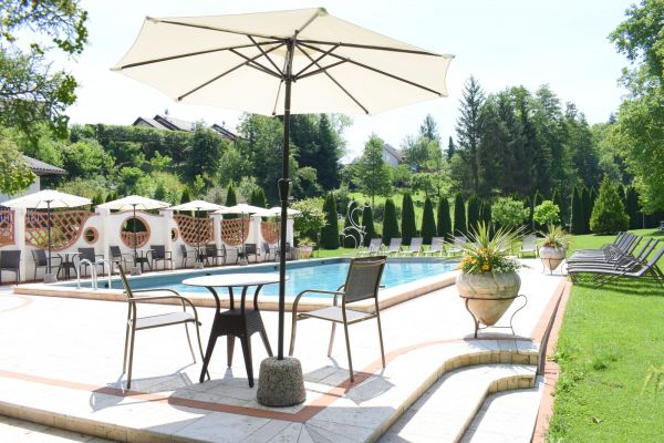 Schwimmbad mit Sitzgelegenheiten rundum Schwimmbad mit Sitzgelegenheiten rundum