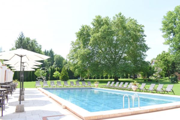 Schwimmbad mit grüner Parkanlage Schwimmbad mit grüner Parkanlage