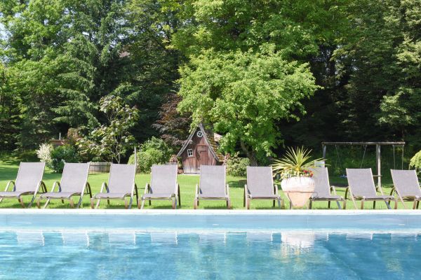 Schwimmbad mit Gartenhäuschen im Hintergrund Schwimmbad mit Gartenhäuschen im Hintergrund