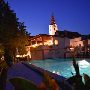 romantische abendstimmung am pool