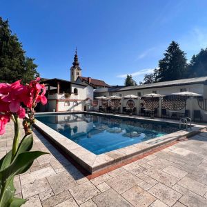 schwimmbad in richtung hotel und kirche