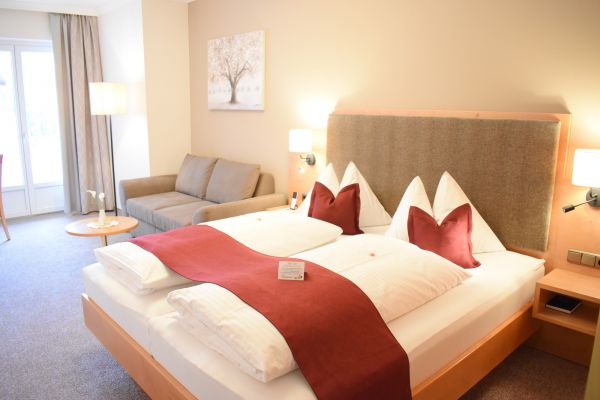 Dreibettzimmer in Richtung Parkplatz/Garten Dreibettzimmer in Richtung Parkplatz/Garten