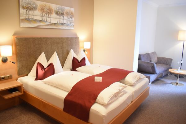 Dreibettimmer im 1. Stock in Richtung Parkplatz und Garten Dreibettimmer im 1. Stock in Richtung Parkplatz und Garten