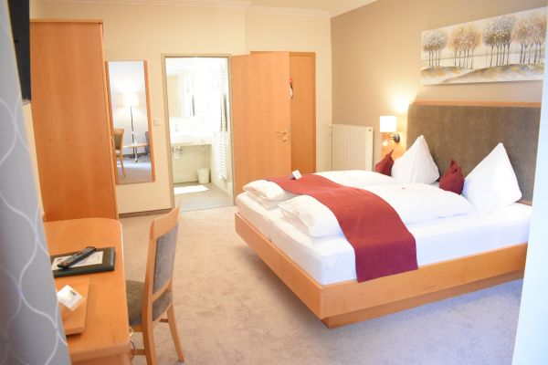 Großzügig eingerichtetes Dreibettzimmer mit Balkon im 1. Stock Großzügig eingerichtetes Dreibettzimmer mit Balkon im 1. Stock