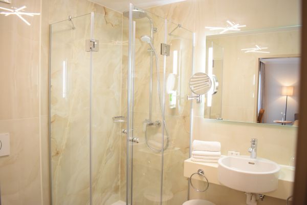 Großzügig eingerichtetes Badezimmer Großzügig eingerichtetes Badezimmer