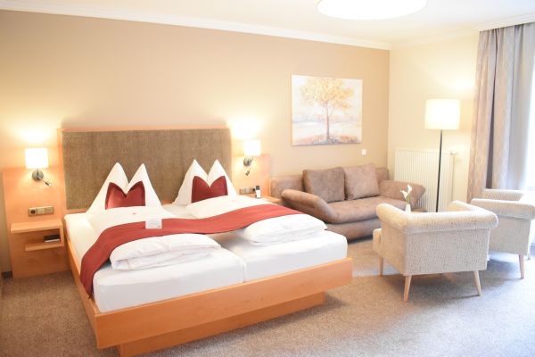 Großzügig eingerichtetes Dreibettzimmer mit Balkon Großzügig eingerichtetes Dreibettzimmer mit Balkon