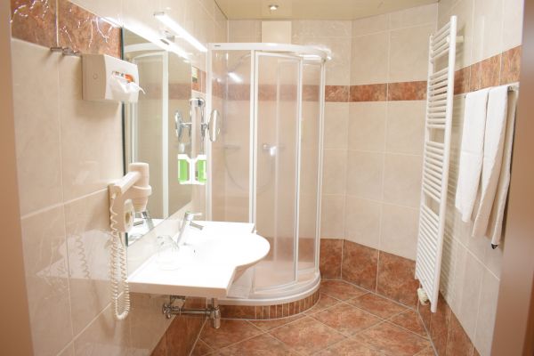 Großzügig eingerichtetes Badezimmer im 1. Stock Großzügig eingerichtetes Badezimmer im 1. Stock