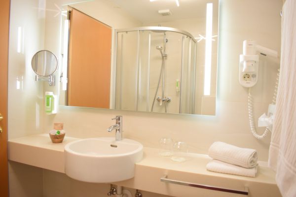 helles badezimmer im doppelzimmer helles badezimmer im doppelzimmer