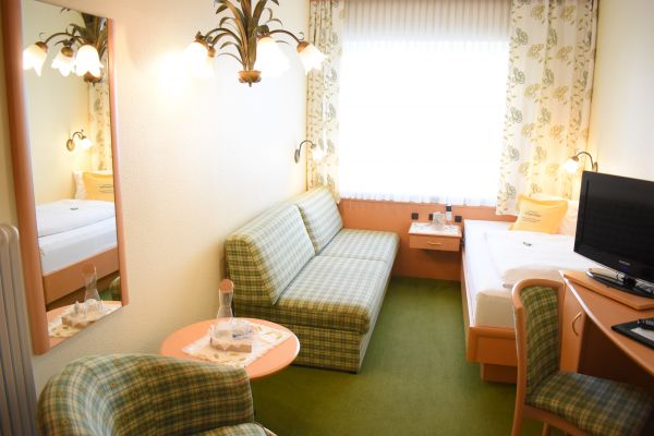 Gemütliches Einzelzimmer mit Schlafcouch im 1. Stock Gemütliches Einzelzimmer mit Schlafcouch im 1. Stock